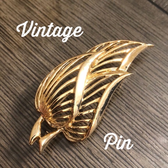 Vintage Jewelry - Vintage Goldtone Leaf Cluster Pin
